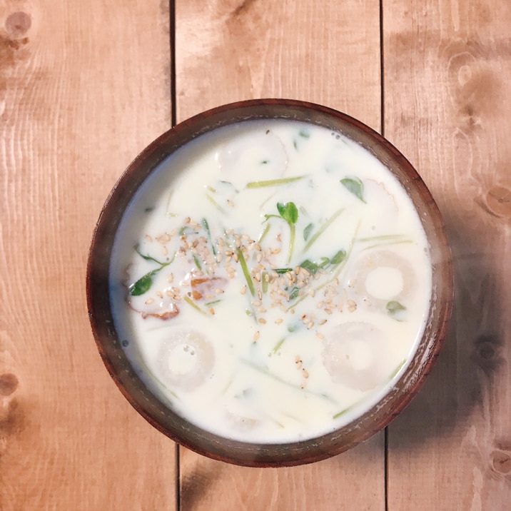 竹輪と豆苗の中華豆乳スープ
